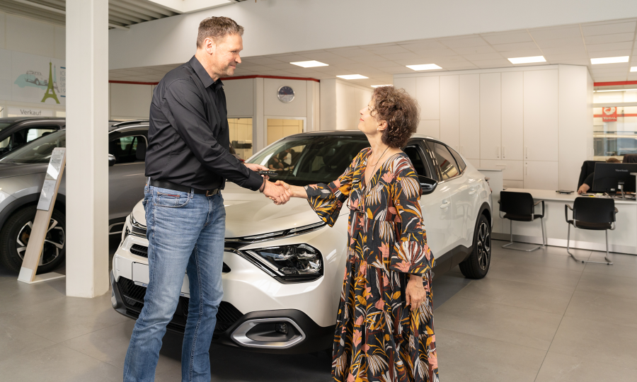 Beratungsgespräch im Autohaus vor Ort